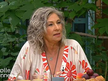 Schlagersängerin Claudia Jung berichtete im ZDF bei "Volle Kanne" von einer skurrilen Begegnung in ihrem Hotelzimmer.
