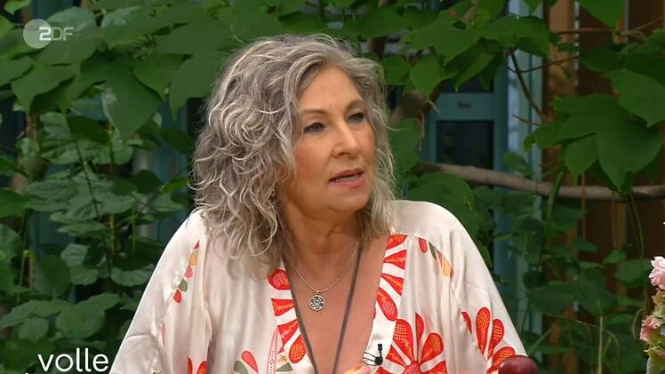 Schlagers&auml;ngerin Claudia Jung berichtete im ZDF bei "Volle Kanne" von einer skurrilen Begegnung in ihrem Hotelzimmer.