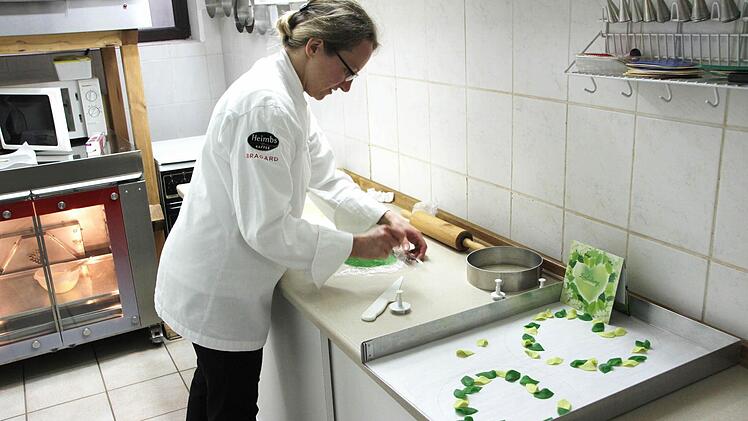 In der Backstube werden die Verzierungen vorbereitet. Fotos: sd