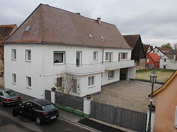 Dieses Haus in der Engelgasse in Höchstadt sollte ursprünglich abgerissen werden. Der Interessent an dem Anwesen möchte jetzt Asylbewerber unterbringen. Foto: Andreas Dorsch