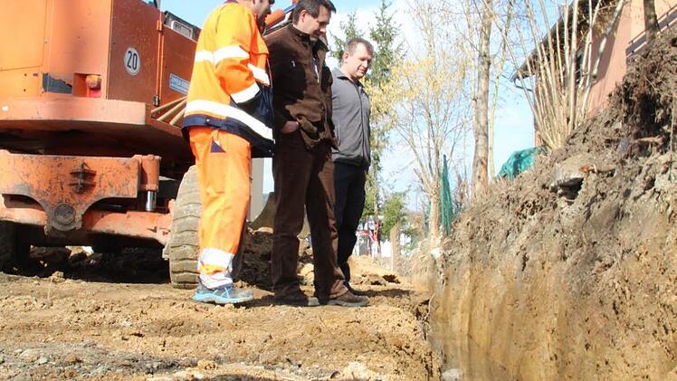 Kein neues Kneipp-Becken am Stadtsteinacher Stadtrand, sondern die Baugrube für eine Schutzmauer an der Grundstücksgrenze zum Bauhof. Bauhofleiter Edwin Lindner, Bürgermeister Roland Wolfrum und stellvertretender Bauhofleiter Matthias Witzgall (von links) betrachten das Malheur. Foto: Matthias Beetz