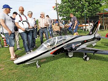 Marc Petrak (an der Fernbedienung) mit seinem Düsenjet, mit dem er auch in der Jet-Staffel fliegt. Rechts daneben steht der Vorsitzende Harald Bender. Foto: Mathias Erlwein