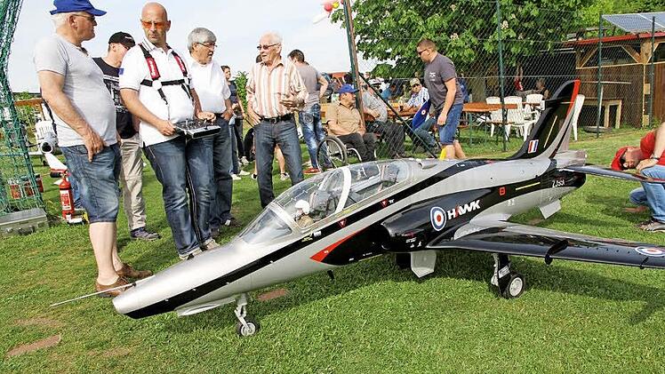 Marc Petrak (an der Fernbedienung) mit seinem Düsenjet, mit dem er auch in der Jet-Staffel fliegt. Rechts daneben steht der Vorsitzende Harald Bender. Foto: Mathias Erlwein