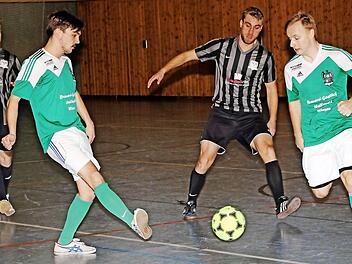 Verbissen wurde um jeden Ball gekämpft. Hier das Spiel FC Glotzen Potts (gestreiftes Trikot) gegen SV 14 Phoenix Wiesen, es endete 1:2 für Wiesen.  Fotos: Klaus Gagel