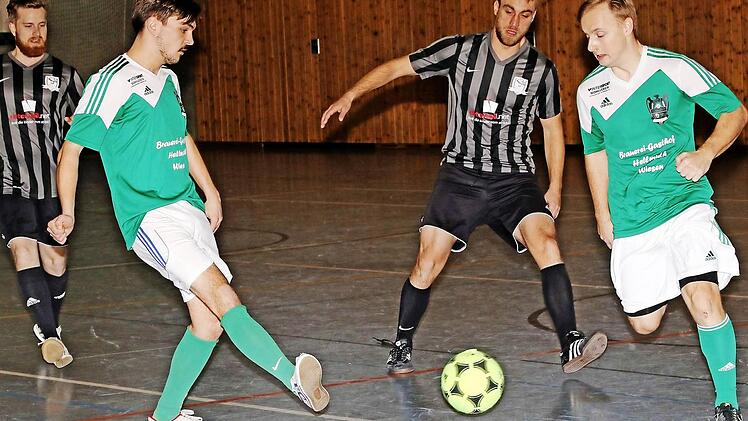 Verbissen wurde um jeden Ball gekämpft. Hier das Spiel FC Glotzen Potts (gestreiftes Trikot) gegen SV 14 Phoenix Wiesen, es endete 1:2 für Wiesen.  Fotos: Klaus Gagel