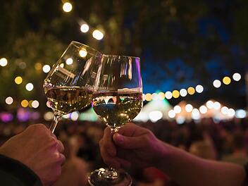Das Weinfest in Kitzingen lockt mit enstpannter Atmosph&auml;re. Sybmbolfoto: Weinfest R&ouml;delsee