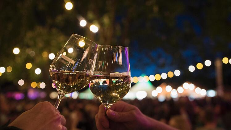 Das Weinfest in Kitzingen lockt mit enstpannter Atmosph&auml;re. Sybmbolfoto: Weinfest R&ouml;delsee