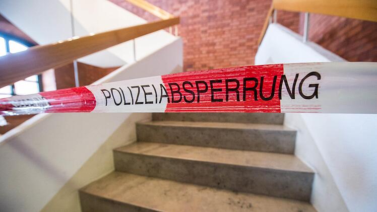 Polizei und  Staatsanwaltschaft untersuchen den Tod eines 40-J&auml;hrigen in Knetzgau (Landkreis Ha&szlig;berge). Die Umst&auml;nde sind laut Polizei "v&ouml;llig unklar". Symbolbild: Armin Weigel/dpa