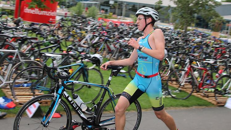 Triathlet in der Wechselzone. Gerade hat er die 20 Kilometer lange Radstrecke hinter sich gebracht.
