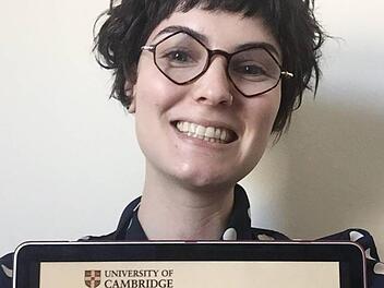 Camille Labarre freute sich sehr, als sie ihre Master-Arbeit an der Universität  Cambridge vollendete und den Titel "Master of Philosophy" erwarb. Wichtige Basis waren ihren Erfahrungen im Flechthandwerk. privat