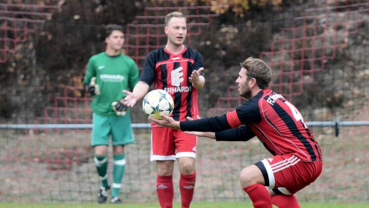 Protestnote mit Ball: Reichenbachs Julian Hergenröther scheint mit einer Entscheidung nicht einverstanden zu sein.Anand Anders