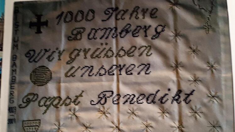 Ein Banner, das für Papst Benedikt gedacht war  und nun der Bamberger Erzbischof Ludwig Schick hat. Foto: Doris Hollmann