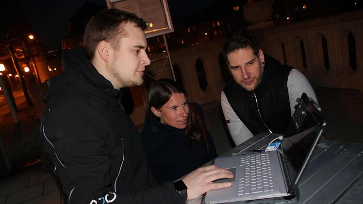 Techniker Tobias Radtke (von links), Staatsbad-Marketing-Leiterin Kathrin Betzen und der Berliner Medien-Künstler Daniel Bandke stimmen am Laptop Bild und Ton aufeinander ab. Ralf Ruppert