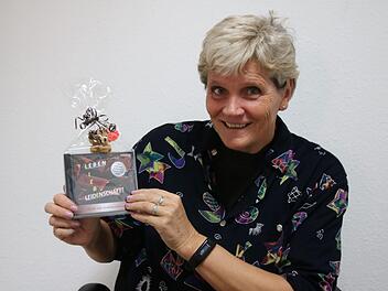 Andrea Wehner - alias Auguste - hat die CD Leben-Liebe-Leidenschaft aufgenommen. Die Kabarettistin verdient sein März kein Geld, lebt von ihrem Ersparten. Foto: Thomas Malz
