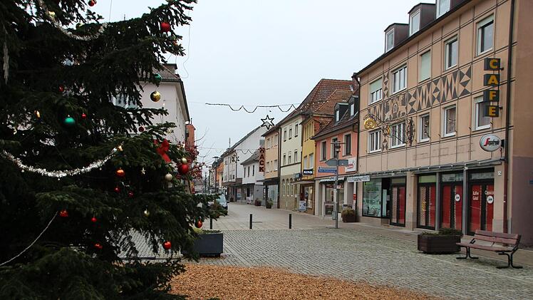 Das gab es in der Vergangenheit wohl noch nie: Die Höchstadter Innenstadt ist drei Tage vor dem Fest wie ausgestorben.  Foto: Andreas Dorsch