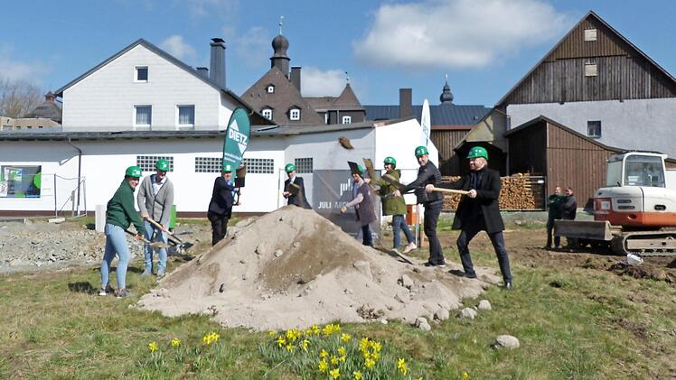 Mit vereinten Kräften ging der Spatenstich für den Neubau des Bürgerbegegnungszentrums mit Arztpraxis in der Kulmbacher Straße über die Bühne. Unser Bild zeigt (von links) Bauleiterin Christine Schuberth und Christian Dietz von der Firma Dietz-Bau, Geschäftsstellenleiter Michael Laaber, Bürgermeister Franz Uome, Carola Klein, Natascha von Schau sowie Tino Heß und Eugen Frik von den Juli-Architekten.