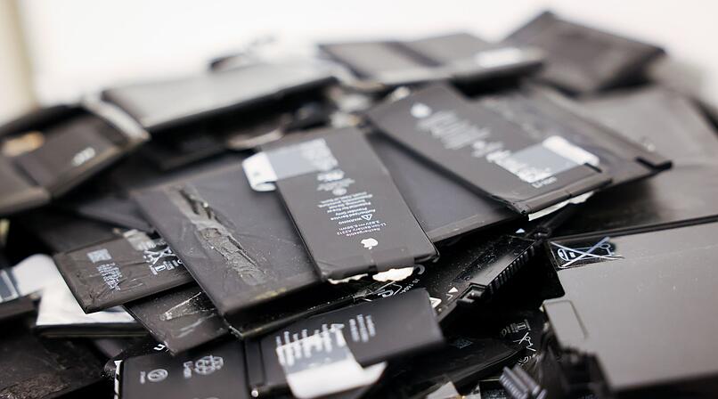 Alte Akkus von Smartphones und Tabletcomputern