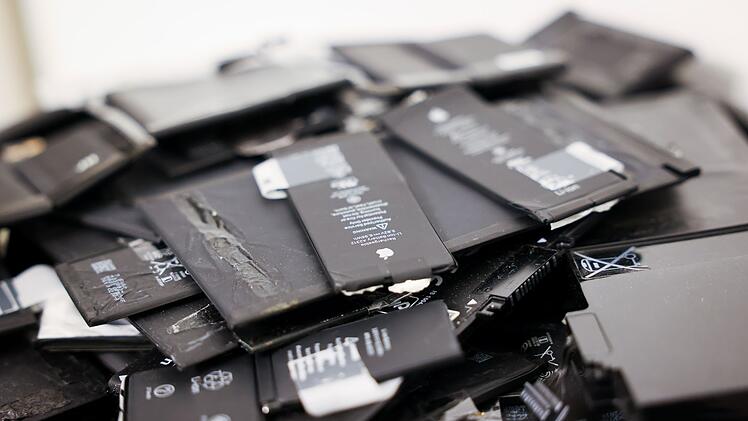 Alte Akkus von Smartphones und Tabletcomputern