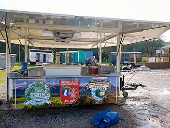 Unbekannter attackiert Festbesucher in Egling