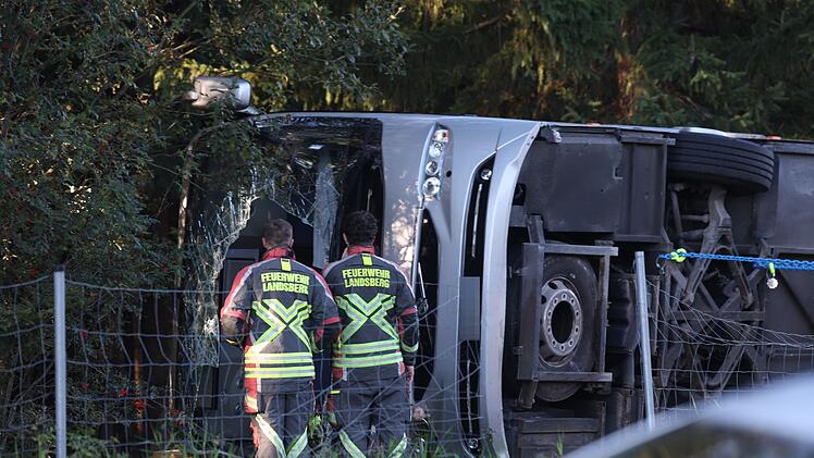 Schwerer Busunfall auf der A96 - Tote und Verletzte