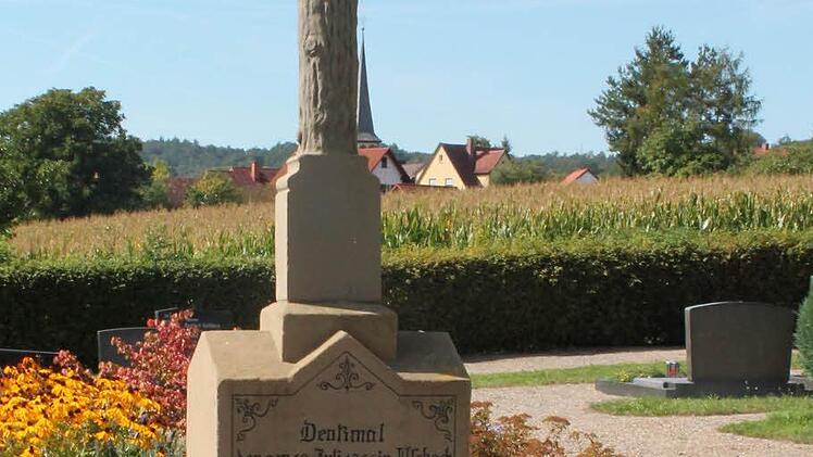 Kriegerdenkmal aus Sandstein errichtet für drei im deutschen Bruderkrieg (1866) zwischen Preußen und Österreich gefallene Soldaten.