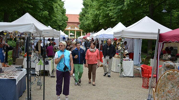 30 Kunsthandwerker stellten ihre Produkte im Bad Bockleter Kurpark vor. Die LebensART kam bei den Besuchern so gut an, dass es im nächsten Jahr eine Wiederholung geben soll. Dann allerdings mit bis zu 50 Ausstellern. Foto: Björn Hein