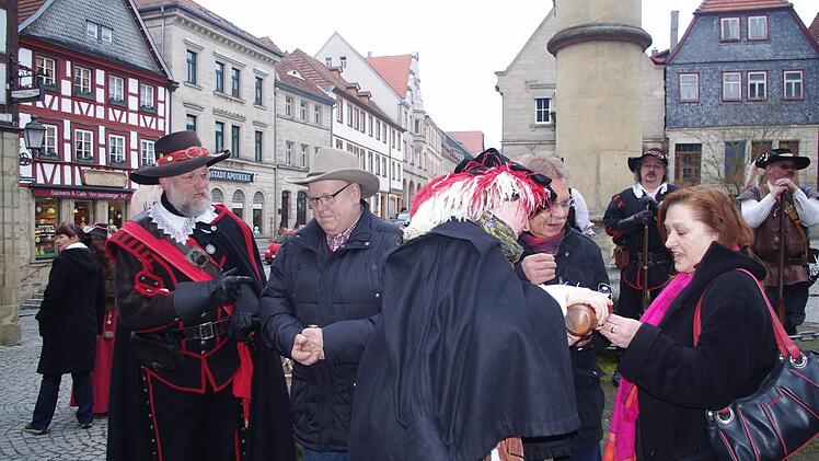 Stadthauptmann Walter Schinzel-Lang, Hans Büchner, Gisela Lang, Bürgermeister Wolfgang Beiergrößlein und Ursula Willenberg (von links) freuten sich über den Start in die neue Bauernmarkt-Saison.