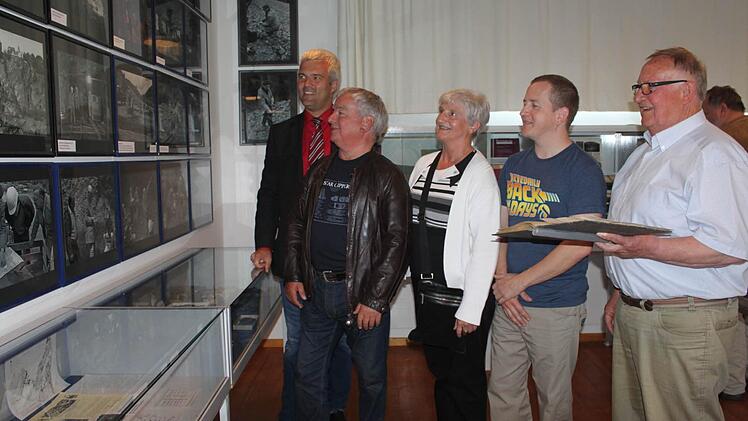 Sie sind fasziniert vom Nachlass von Heinz Pfeifer. Im Bild von links: Bürgermeister Timo Ehrhardt, der Schwiegersohn von Heinz Pfeifer, Manfred Rescher, Enkel Max Rescher, Tochter Barbara Rescher und Martin Weber von der GHAG.