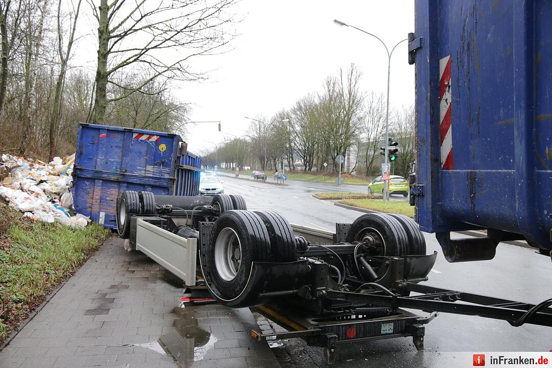Müll-Laster in Forchheim umgekippt