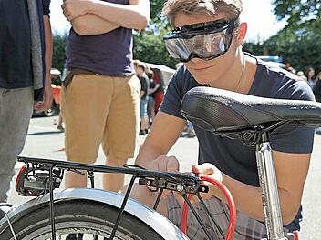 Mit aufgezogener Rauschbrille (1,3 Promille) tat sich der Realschüler schwer, das Schloss vom Fahrrad zu öffnen.  Fotos: Sarah Stieranka