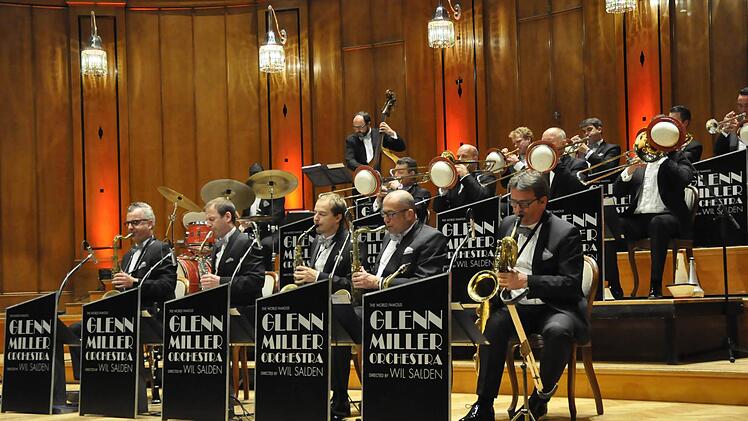 In einer einzigartigen Weise interpretieren Wil Salden und das Glenn Miller Orchestra den Sound und die Musik ihres Namengebers. Foto: Peter Klopf