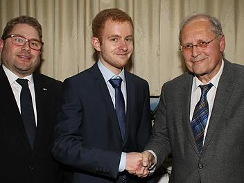 Die FDP nominierte Alexander Arnolsd (Mitte) als Bundestagskandidaten. Mit im Bild die Kreisvorsitzender Björn Cukrowski (Kronach, links) und Ulrich Herbert (Coburg). Foto: Wolfgang Desombre