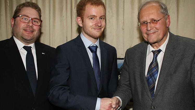Die FDP nominierte Alexander Arnolsd (Mitte) als Bundestagskandidaten. Mit im Bild die Kreisvorsitzender Björn Cukrowski (Kronach, links) und Ulrich Herbert (Coburg). Foto: Wolfgang Desombre