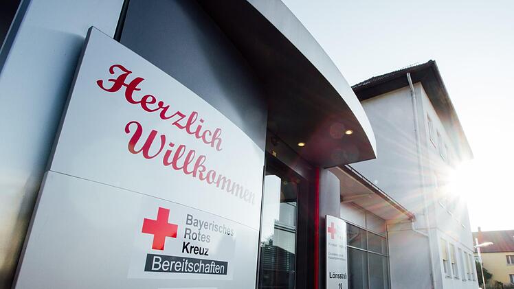 Der Haupteingang kann zwar noch nicht genutzt werden, heimisch geworden ist das BRK in seinem neuen Dienstleistungs- und Katastrophenschutzzentrum in der Lönsstraße aber schon nach wenigen Tagen. Foto: Marian Hamacher