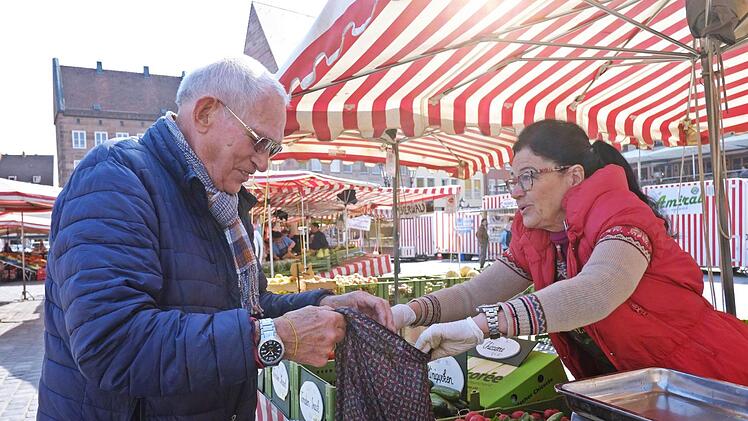 Die Kunden kaufen gerne bei Markthändlerin Irene. Foto: Nikolas Pelke