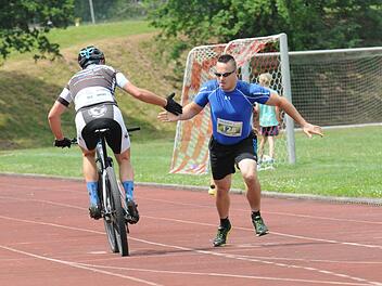 Fliegender Wechsel: MTB-Fahrer Martin Voigt (Team Gemeinde Wildflecken) schickt Laufpartner Daniel Kleinhenz auf die Strecke.ssp