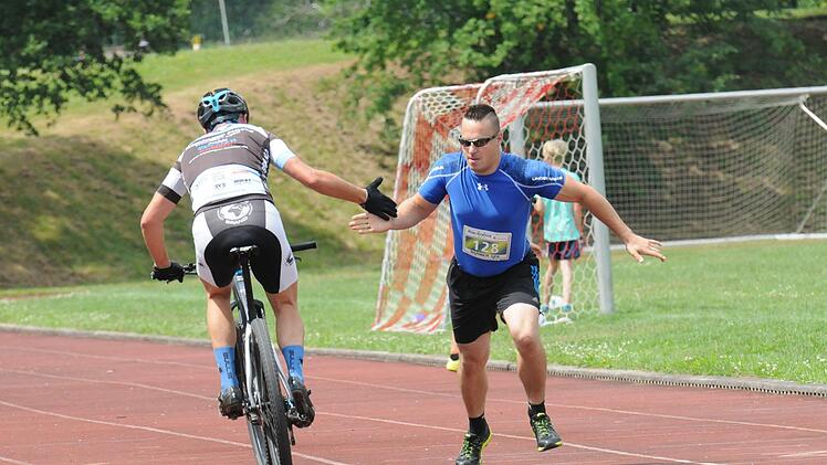 Fliegender Wechsel: MTB-Fahrer Martin Voigt (Team Gemeinde Wildflecken) schickt Laufpartner Daniel Kleinhenz auf die Strecke.ssp