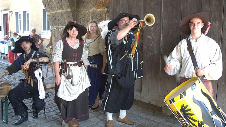 Nein, Pflasterzoll wird in Seßlach nicht wieder eingeführt. Auch das Altstadtfest am Wochenende kostete erneut keinen Eintritt. Dennoch postierten sich an den Seßlacher Stadttoren einige mittelalterliche Gesellen. Am Rothenberger Tor begrüßten Landsknechte aus Hessen und Baden-Württemberg die Gäste mit Musik. Foto: Bettina Knauth