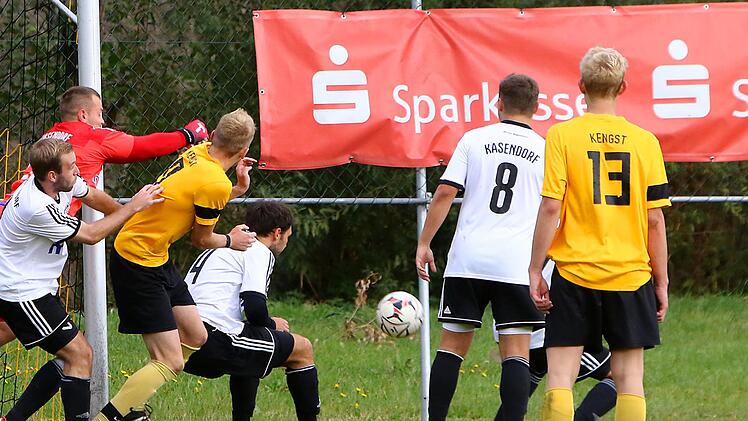 Der Kasendorfer Torwart Dejan  Cukaric kl&auml;rt eine Situation. Foto: Monika Limmer