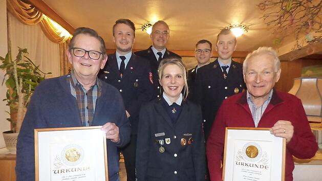 Bei den Ehrungen (vorne von links) Klaus Brendel, Vorsitzende Elisa Egelseer-Bogner und Reinhard Brendel sowie (hinten von links) Zweiter Vorsitzender Franz Keller, Bürgermeister Hanngörg Zimmermann, Zweiter Kommandant Fabian Müller und Kommandant Marcel Zweck.  Foto: Thomas Weichert