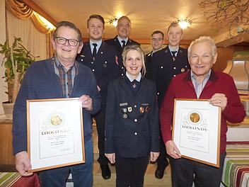 Bei den Ehrungen (vorne von links) Klaus Brendel, Vorsitzende Elisa Egelseer-Bogner und Reinhard Brendel sowie (hinten von links) Zweiter Vorsitzender Franz Keller, Bürgermeister Hanngörg Zimmermann, Zweiter Kommandant Fabian Müller und Kommandant Marcel Zweck.  Foto: Thomas Weichert