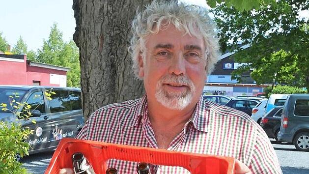 Mit einer bunten Mischung von Flaschen bekommt Christof Pilarzyk viele Kästen aus dem Handel zurück. Er hat damit Arbeit und Kosten. Foto: Rainer Lutz
