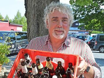 Mit einer bunten Mischung von Flaschen bekommt Christof Pilarzyk viele Kästen aus dem Handel zurück. Er hat damit Arbeit und Kosten. Foto: Rainer Lutz