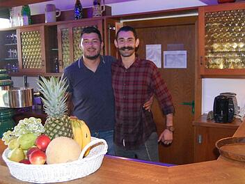 Athanasios Pissas (rechts) bewirtet die Sportgaststätte des FC Elfershausen. Dabei hilft ihm sein Bruder Vasileios, der in Bad Kissingen einen Laden für griechische Feinkost betreibt. Foto: W. Dünnebier
