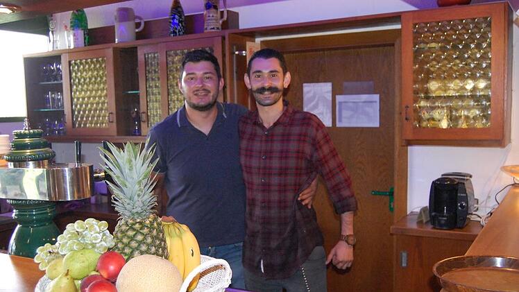 Athanasios Pissas (rechts) bewirtet die Sportgaststätte des FC Elfershausen. Dabei hilft ihm sein Bruder Vasileios, der in Bad Kissingen einen Laden für griechische Feinkost betreibt. Foto: W. Dünnebier