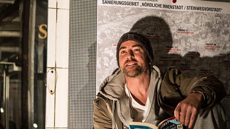 Frederik Leberle stellte Texte von Horst Evers in der Reihe "Theater im Schlick 29" vor.Foto: Jochen Berger