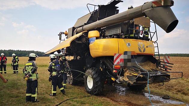 Im Motorraum des M&auml;hdreschers war es zur Rauchentwicklung gekommen. Foto: FFW Adelsdorf