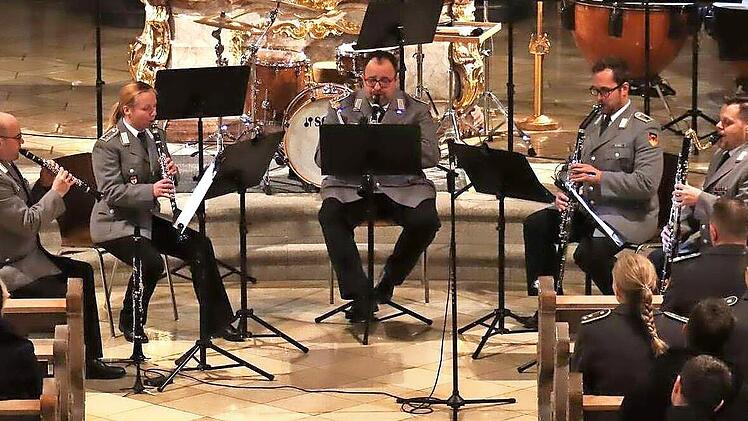 Am morgigen Mittwoch geben Ensembles des Heeresmusikkorps Veitshöchheim ein Benefizkonzert in der evangelischen Michaeliskirche in Ludwigsstadt.