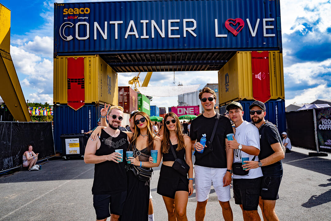 Einmalige Festivalwelt zwischen Stahl und Container.