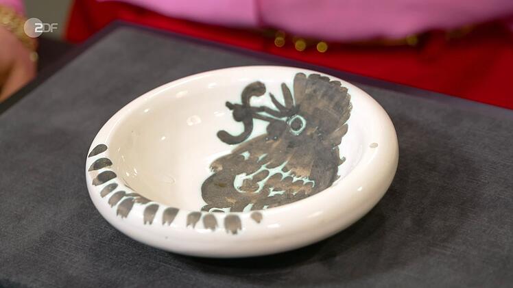 Die Expertin taxierte die Schale auf 1.500 bis 1.800 Euro.